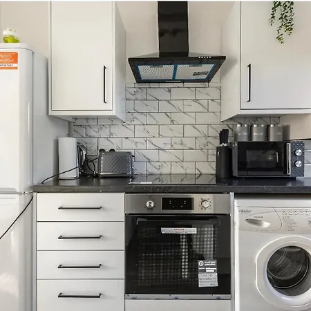 New Renovated Studio Flat With Separate Kitchen And Bathroom
